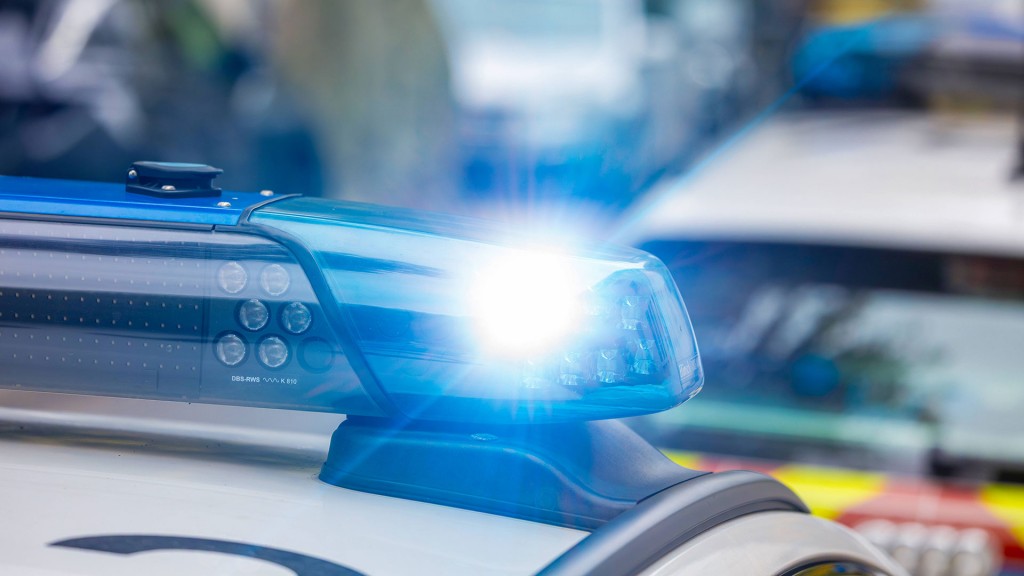 Nahaufnahme eines blinkenden blauen Lichts an einem Polizeiauto