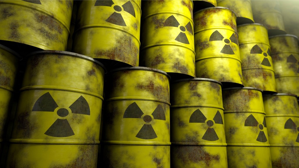 Gestapelte Atommüll-Fässer