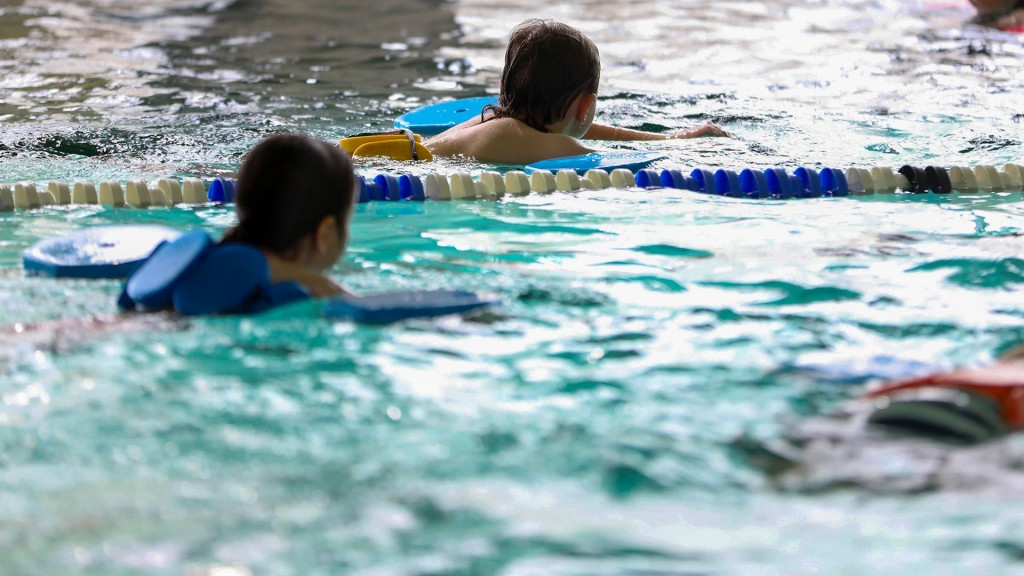 Foto: Kinder beim Schwimmkurs im Becken