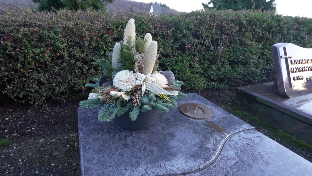 Foto: Grabschmuck auf einem Friedhof