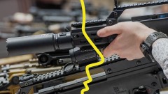 Handfeuerwaffen an einem Messestand der Firma Heckler & Koch