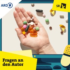 Hand hält verschiedene Multivitamine und Nahrungsergänzungsmittel