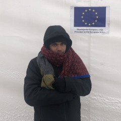 Junger Mann im Camp Lipa Ende Dezember 2020. Die EU ist für ihn nur ein Zeichen auf einer dünnen Plastikzeltwand. 