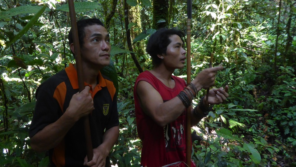 Zwei junge Ureinwohner von Borneo auf der Jagd im Dschungel (Foto: Achim Nuhr)