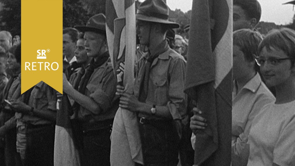 Foto: Menschen stehen mit Fahnen in einer Reihe (Der 17. Juni im Saarland)