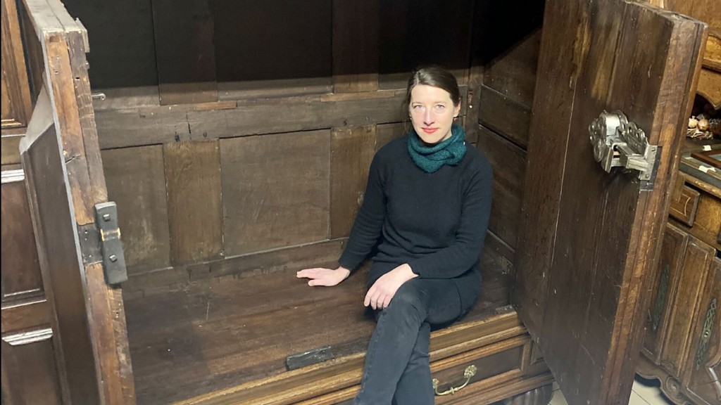 Alexandra Raetzer sitzt in einem Schrank aus der Beethoven-Zeit (Foto: Alice Kremer)