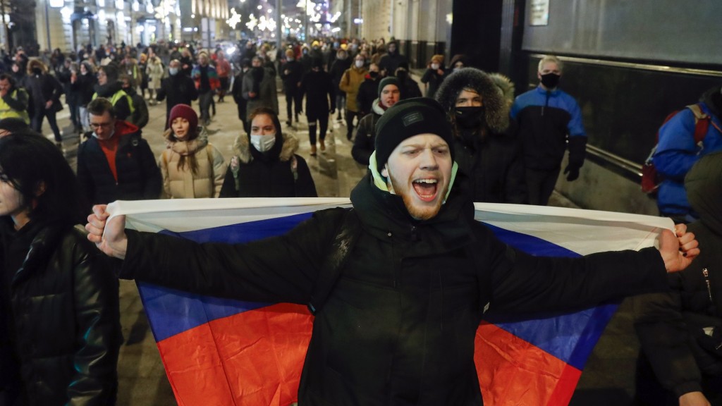 02.02.2021: Menschen nehmen an einem Protest teil, nachdem der russische Oppositionsführer Nawalny zu einer Gefängnisstrafe verurteilt wurde (Foto: picture alliance/dpa/AP | Pavel Golovkin)