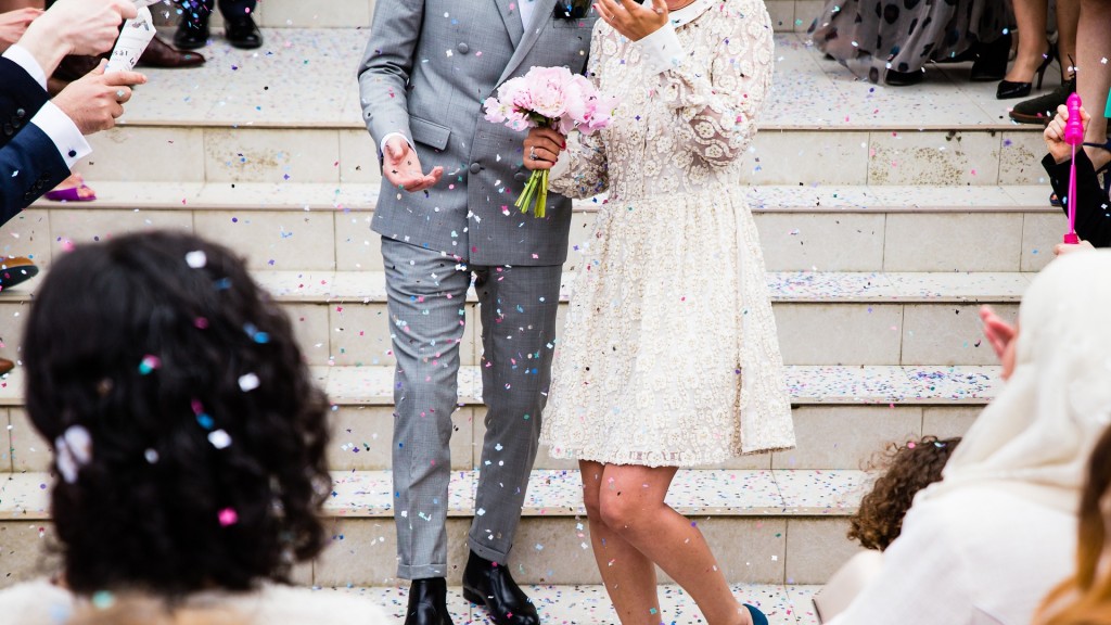 Hochzeitspaar auf der Treppe vor dem Rathaus, Gäste werfen Konfetti. (Foto. pixabay (CC0) ) 