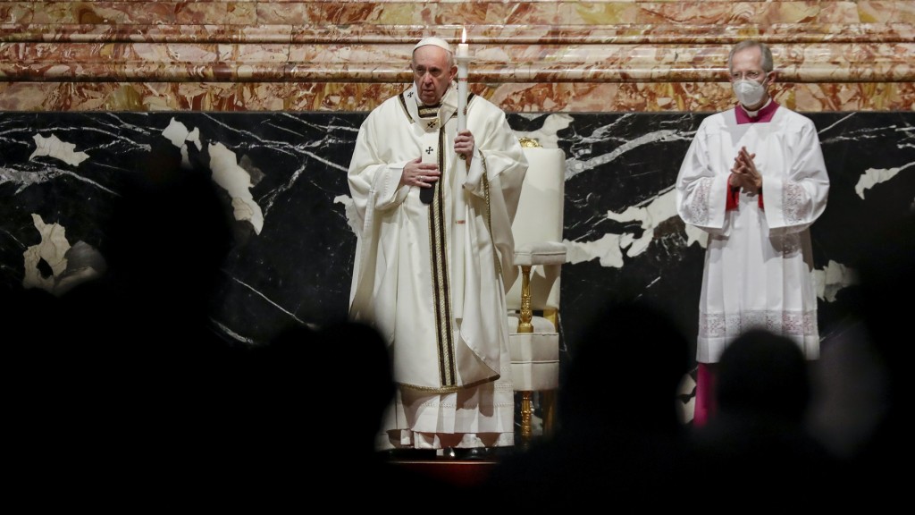 Papst Franziskus feiert im Petersdom zusammen mit Mitgliedern religiöser Institutionen eine Messe anlässlich des 