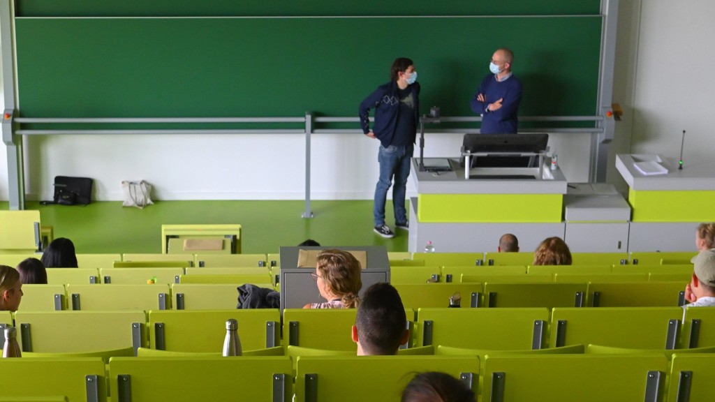 Studierende der Wirtschafts-Wissenschaften sitzen unter Wahrung der Abstandsregel in einem Hörsaal und warten auf den Beginn ihrer Klausur (Foto: picture alliance/dpa | Uwe Zucchi)