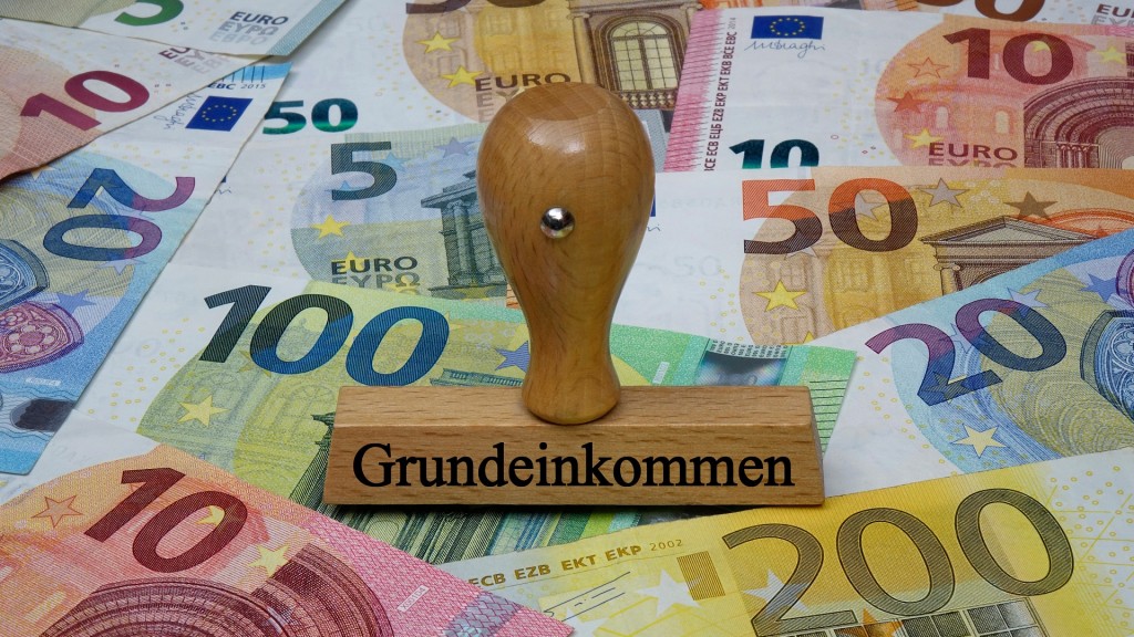  Auf Geldscheinen steht ein Stempel mit dem Schriftzug Grundeinkommen (Foto: picture alliance / ZB | Z6944 Sascha Steinach)