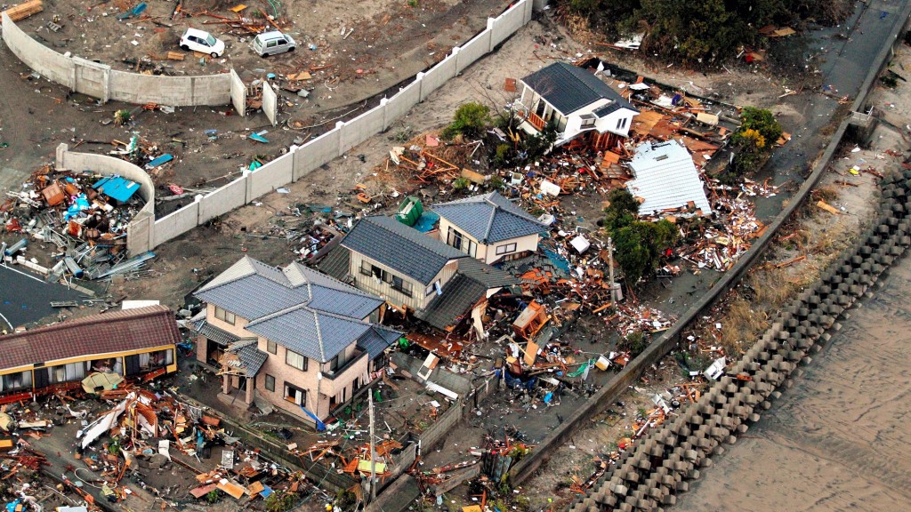 Häuser, die durch die Tsunami-Fluten nach dem Tohoku-Erdbeben in der Präfektur Fukushima zerstört wurden (Foto: picture alliance/dpa/epa)