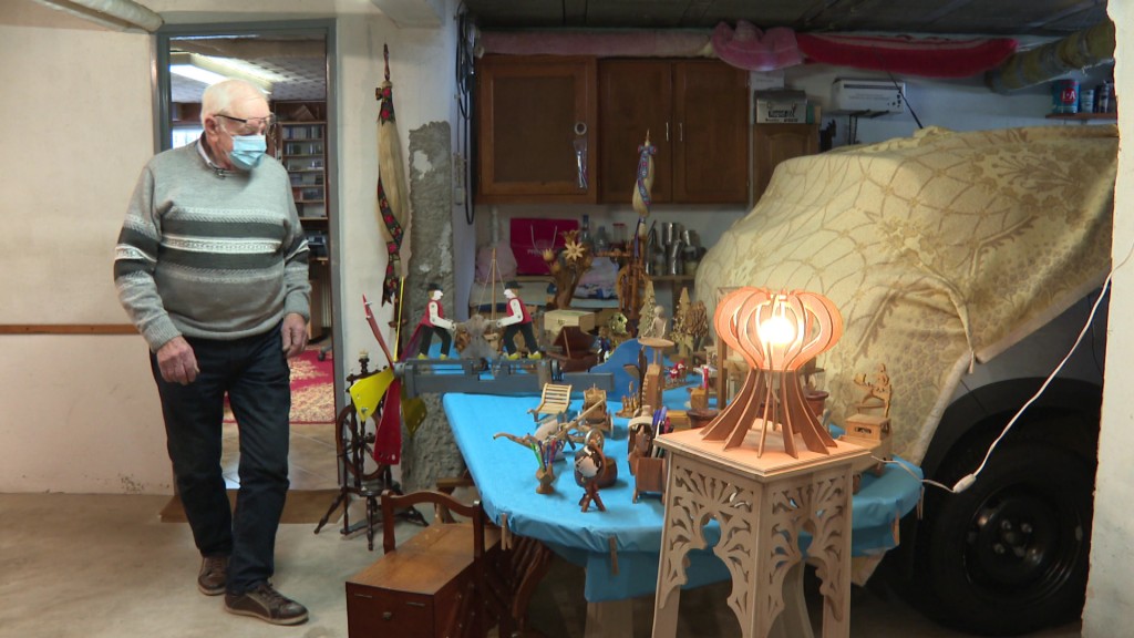 Der Holzspielzeugbauer René Maire in einem Atelier.