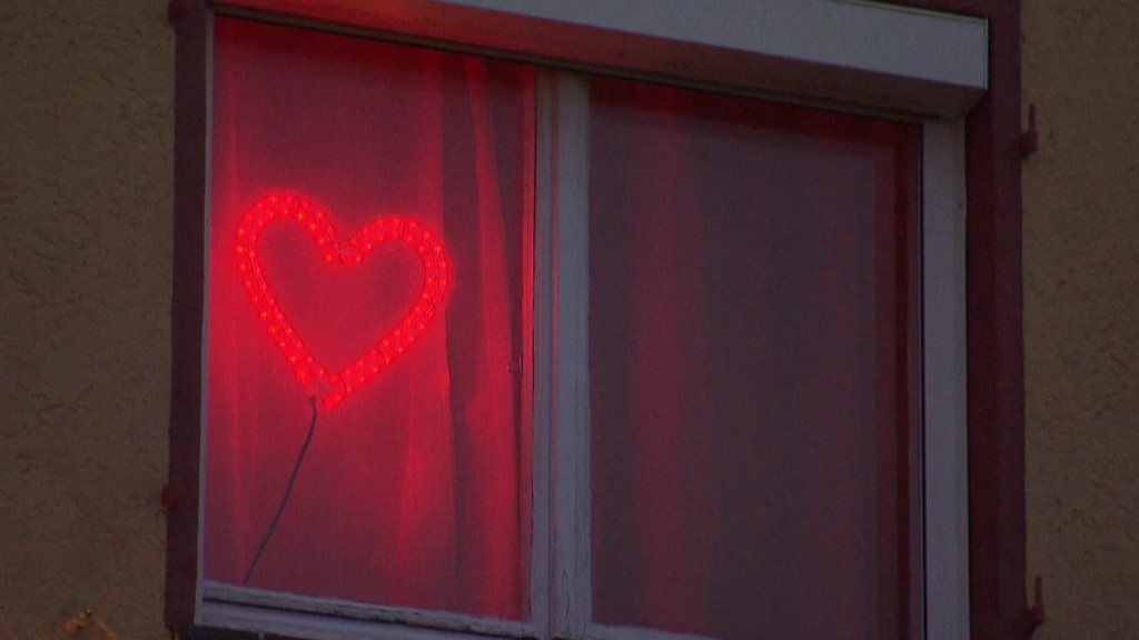 Symbolbild: ein leuchtendes rotes Herz in einem Fenster (Foto: SR Fernsehen)