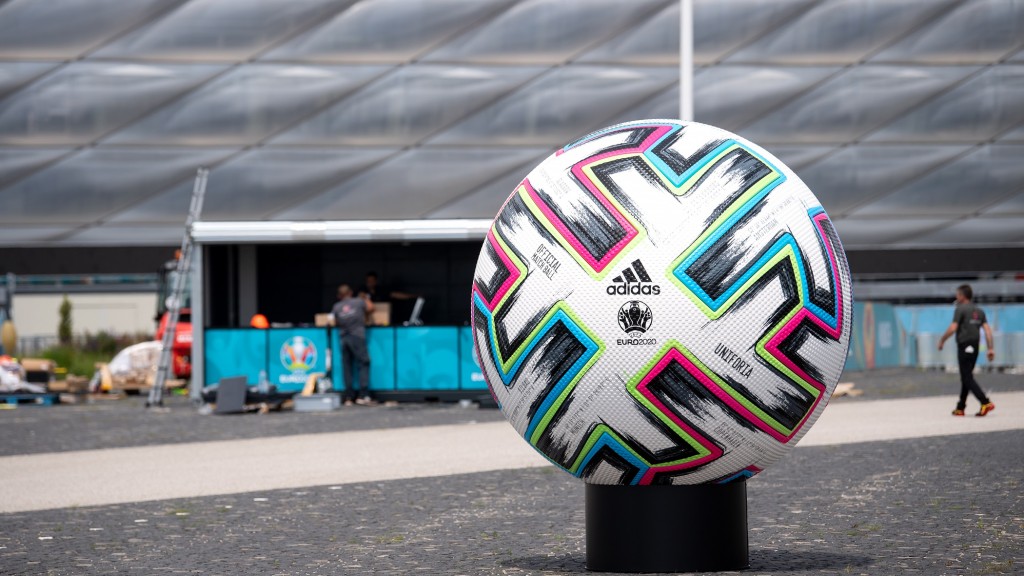 Ein überdimensionaler offizieller Euro2020-Spielball des Modells 