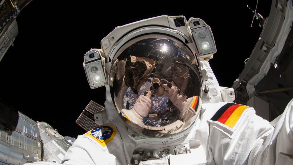 Alexander Gerst macht ein Selfie im Weltraum (Foto: dpa)