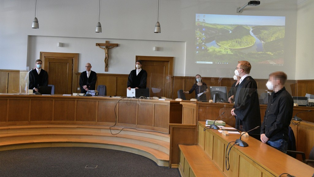 Foto: Gerichtssaal mit Prozessbeteiligten