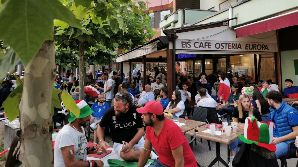 Foto: Italienische Fans beim public viewing in Völklingen (Foto: SR/Oliver Buchholz)