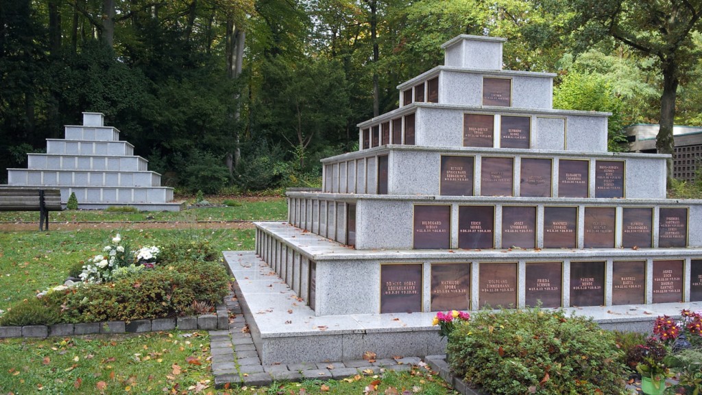 Symbolbild: Urnenpyramide auf dem Hauptfriedhof Saarbrücken (Foto: SR/Julia Lehmann)