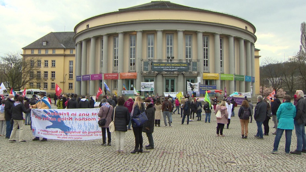 Symbolbild: Eine Demonstration vor dem Saarbrücker Staatstheater (Archivfoto: SR Fernsehen)