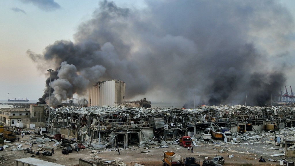 5. August 2020: Rauch steigt nach einer Explosion über einem Gebäude am Hafen von Beirut auf (Foto: picture alliance/dpa | Marwan Naamani)