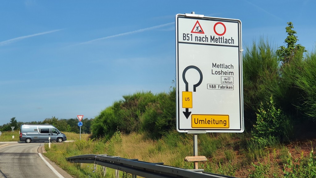 Ein Baustellenschild verweist auf eine Umleitung nach Mettlach. (Foto: Lena Schmidtke / SR)