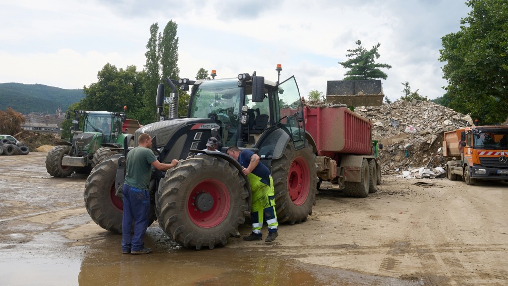 11. August 2021: Vier Wochen nach der Flutkatastrophe sind die Aufräumarbeiten vor dem Ahrtor in Ahrweiler noch immer in vollem Gang (Foto: picture alliance/dpa | Thomas Frey)