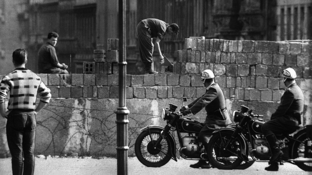 August 1961: Arbeiter erhöhen die Sektorensperre an der Bernauer Straße in Berlin (Foto: picture alliance/dpa | Bildarchiv)