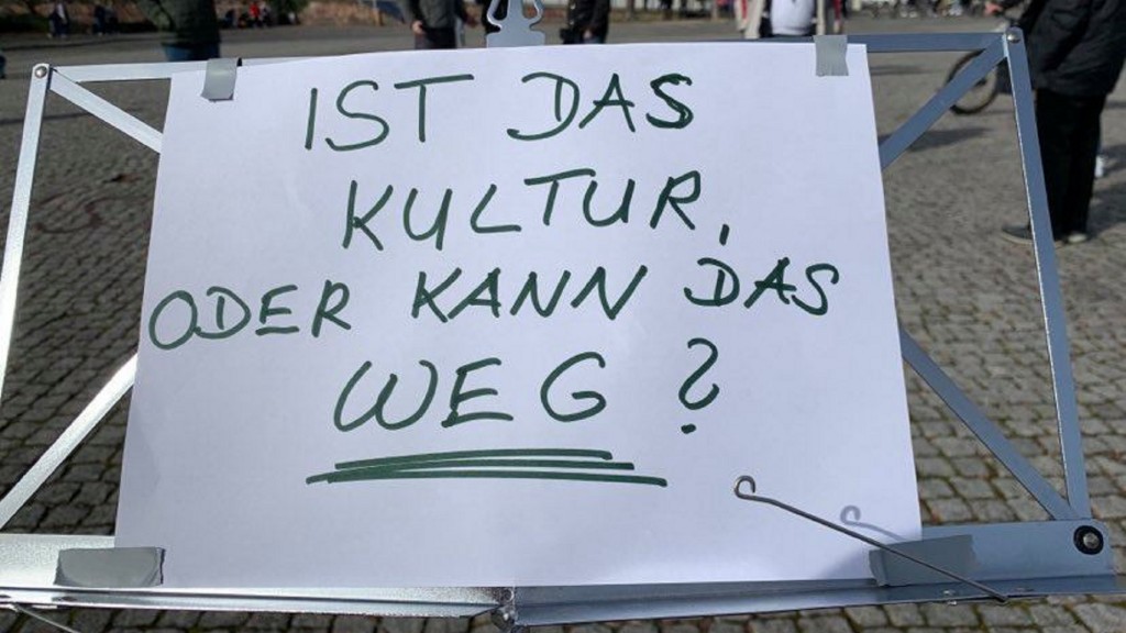 Archivbild vom Februar 2021: Protest-Schriftzug aus der Kulturbranche auf dem Tblisser Platz in Saarbrücken (Archivfoto: SR Fernsehen)