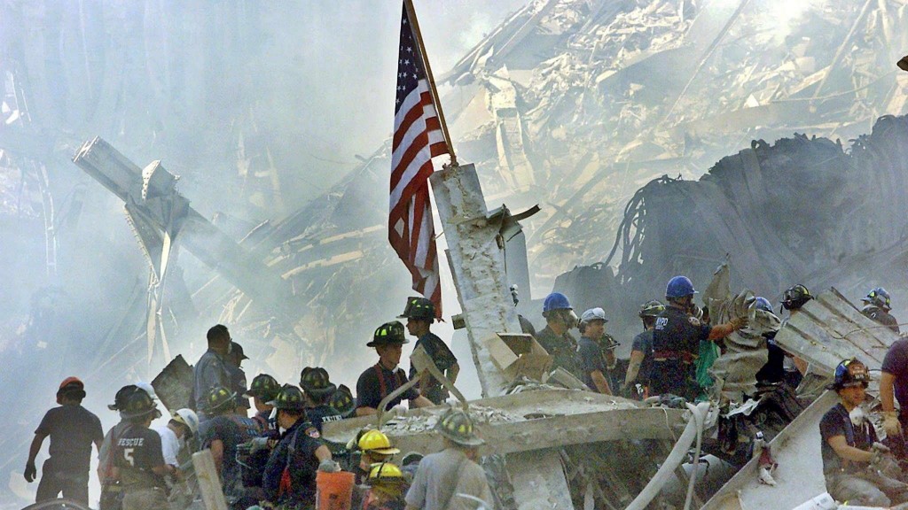 September 2001: Feuerwehrleute in den Trümmern des World Trade Centers in New York (Foto: picture alliance / dpa | Beth A. Keiser / Pool)