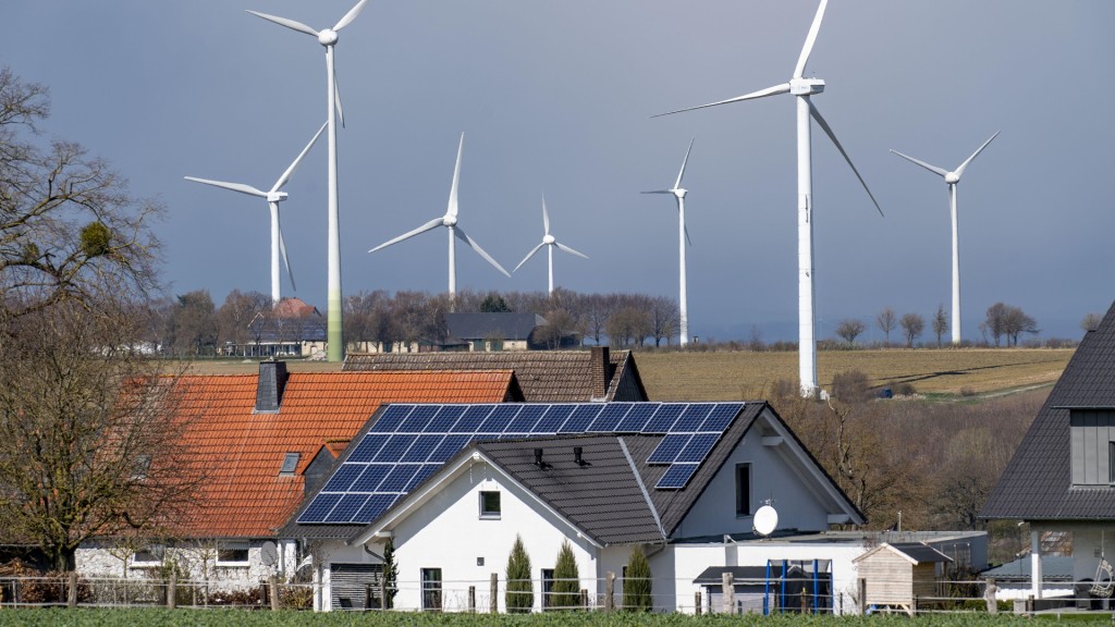 Windräder und Wohnhäuser mit Solaranlagen (Foto: picture alliance / Jochen Tack | Jochen Tack)
