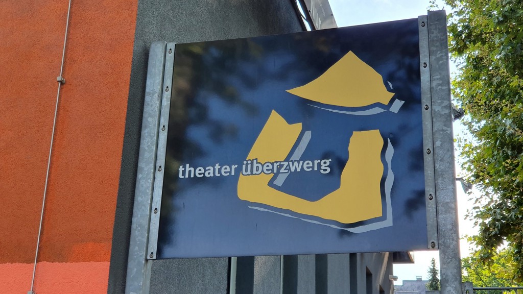 Das Erkennungsschild des Theaters Überzwerg in Saarbrücken (Foto: Lena Schmidtke)