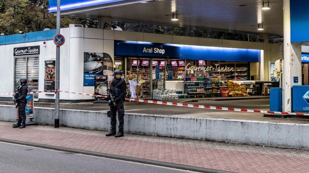 19.09.2021: Polizisten sichern die Tankstelle in Idar-Oberstein, an der ein Kassierer getötet worden war (Foto: picture alliance/dpa/Foto Hosser | Christian Schulz)