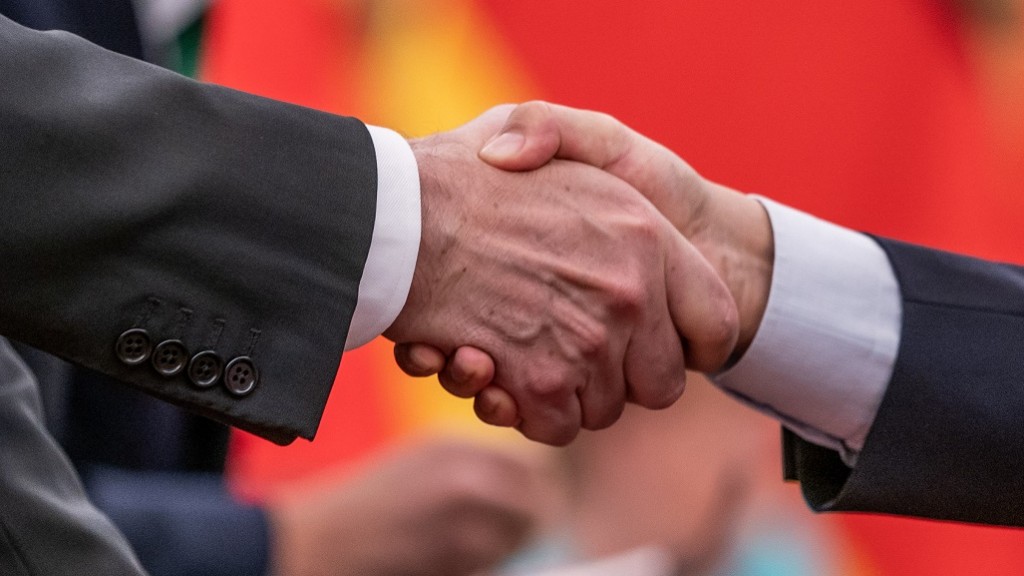 Ein Handschlag zweier Verhandlungspartner (Foto: picture alliance/dpa | Michael Kappeler)