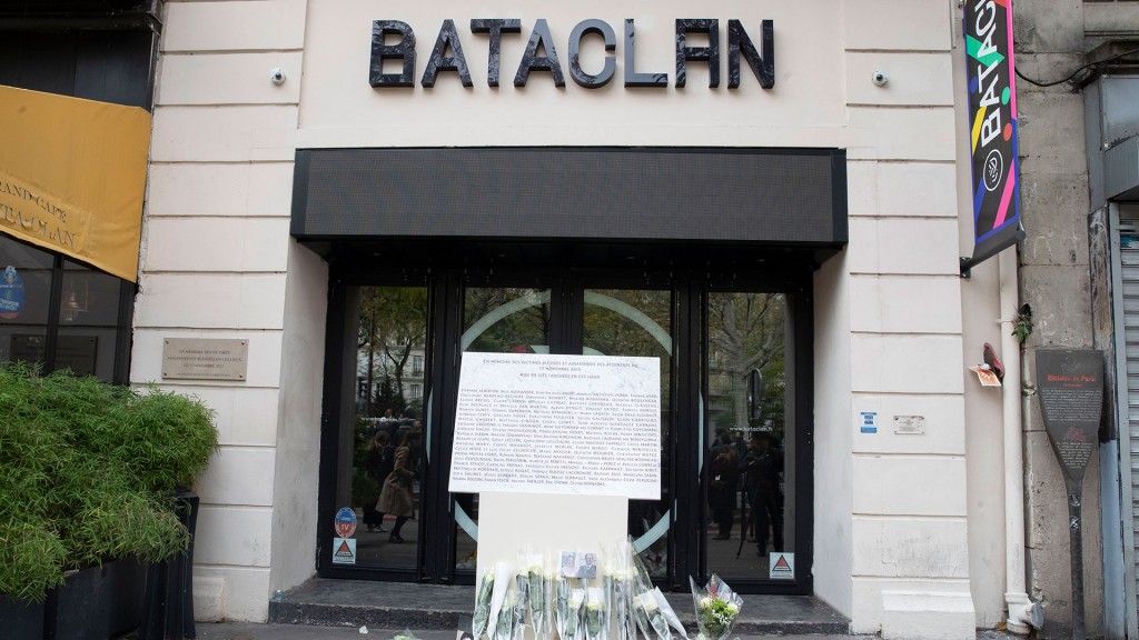 Eine Tafel erinnert am Kulturzentrum Bataclan in Paris an die opfer des Terroranschlags vom 13. November 2015 (Foto: IMAGO / PanoramiC)