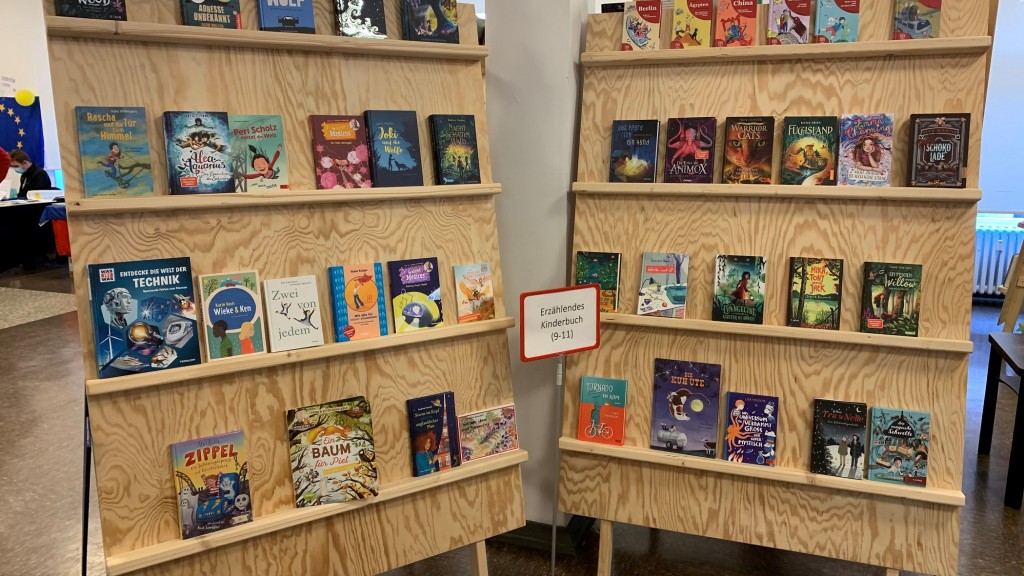Bücherregale auf der Kinder- und Jugendbuchmesse 2021 in Saarbrücken (Foto: Jana Bohlmann)