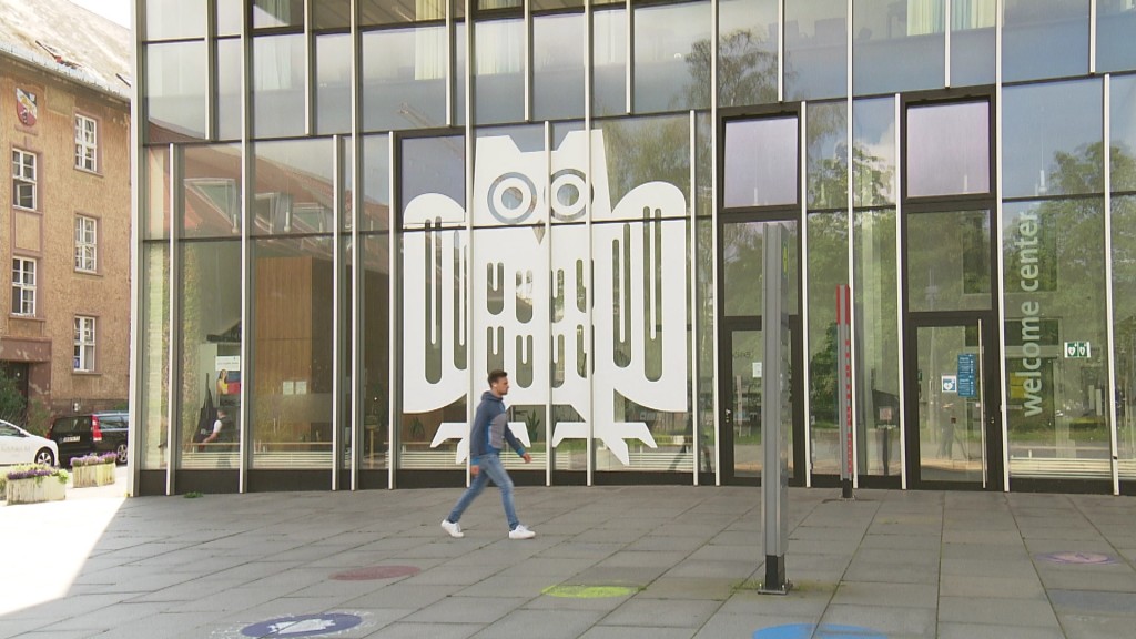 Das Logo der Universität des Saarlandes an einem Gebäude. (Foto: SR)