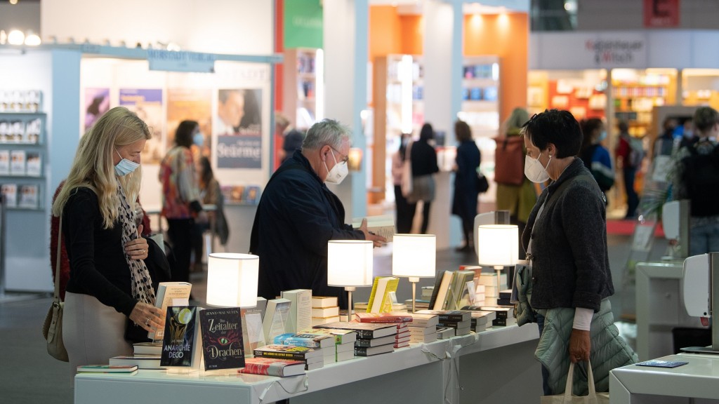 Publikum am Stand des S. Fischer Verlags auf der Frankfurter Buchmesse 2021 (Foto: picture alliance/dpa | Sebastian Gollnow)