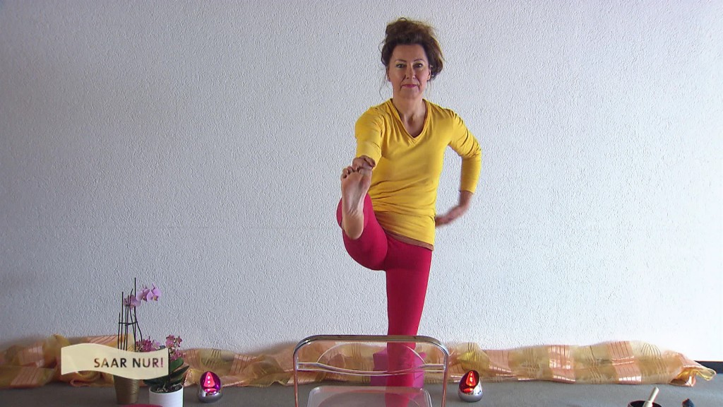 Foto: Eine Frau zeigt eine Yoga-Übung 