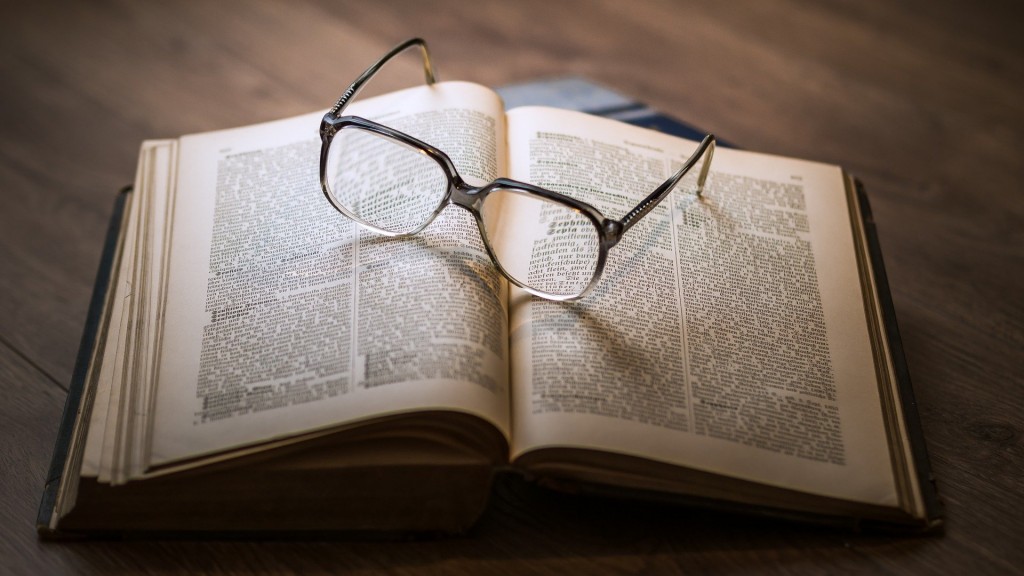 Brille auf offenem Buch (Quelle: pixabay / DariuszSankowski)
