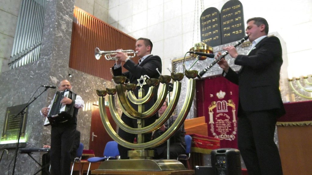 Musiker spielen zum Chanukkafest in der Synagogengemeinde Saarbrücken auf (Archivfoto: SR Fernsehen)