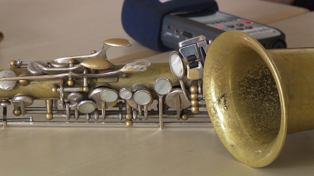 Ein Saxophon und ein Aufnahmegerät (Foto: SR Fernsehen)