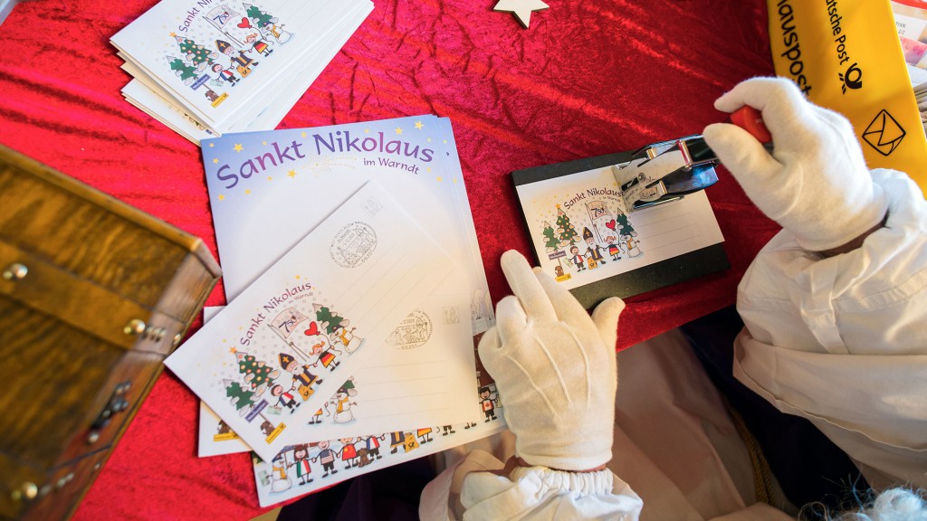 Foto: Der Nikolaus stempelt in der Nikolaushütte einen Brief ab (Foto: picture alliance/dpa | Oliver Dietze)