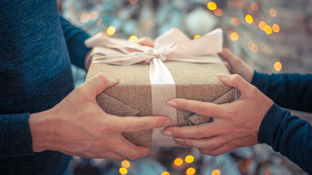 Jemand überreicht ein Geschenk an jemand anderes (Bild: pixabay / Bob_Dmyt)