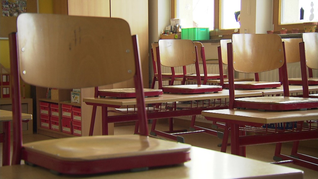 Symbolbild: Ein leeres Klassenzimmer mit hochgestellten Stühlen (Foto: SR Fernsehen)