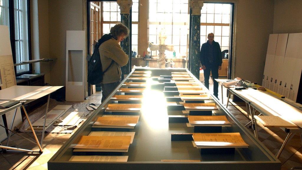 Besucher des Hauses der Wannsee-Konferenz in Berlin betrachten in dem Ausstellungsraum, in dem die Wannsee-Konferenz im Januar 1942 stattfand, Dokumente. (Foto: dpa)