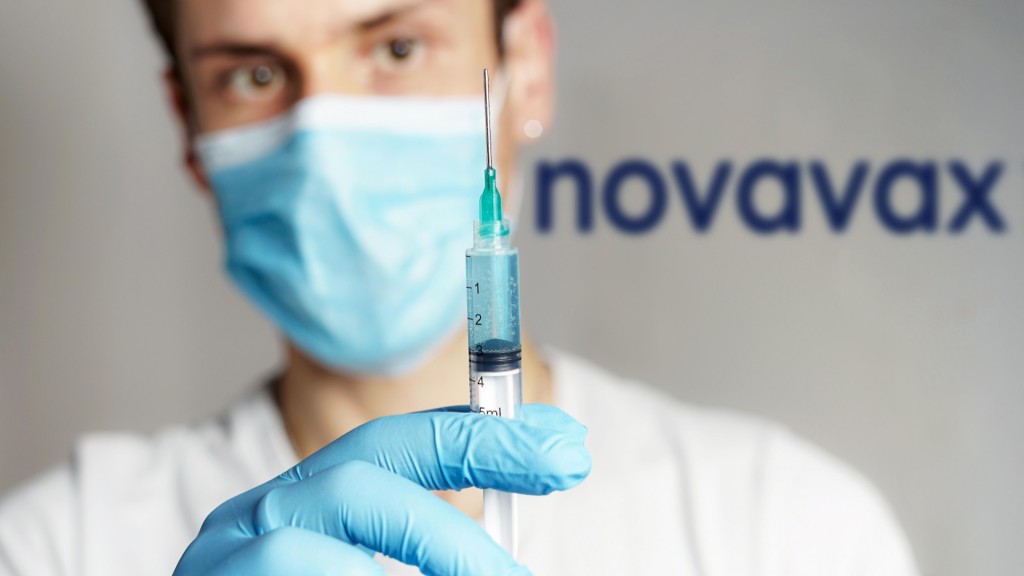 Foto: Arzt mit einer Novavax-Spritze (Foto: picture alliance / CHROMORANGE | Michael Bihlmayer)