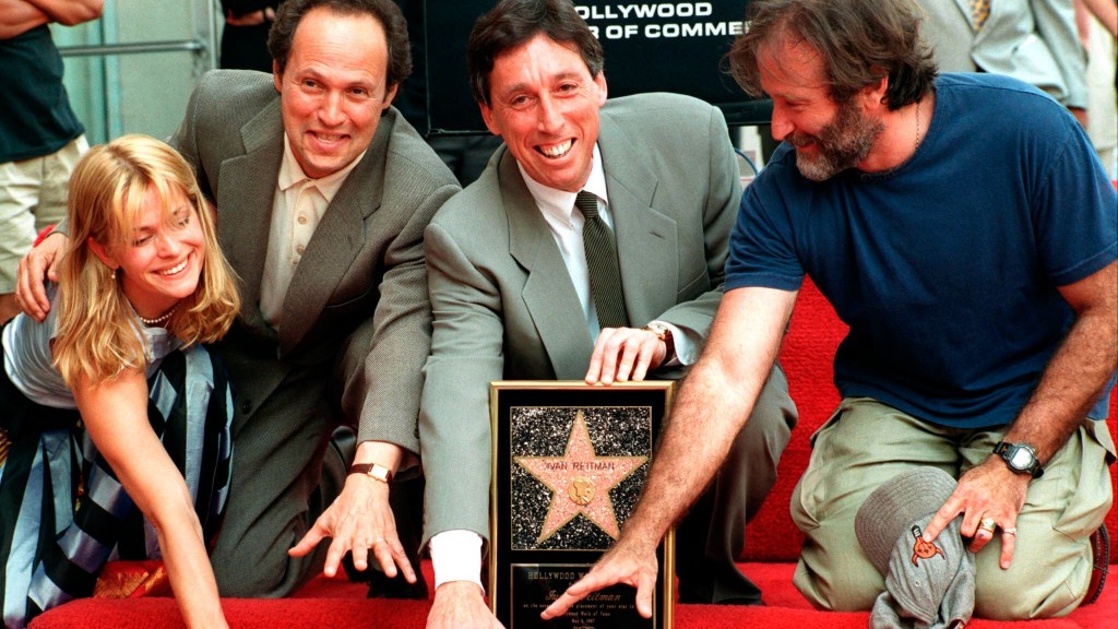 Mai 1997: Der Produzent und Regisseur Ivan Reitman (Mitte) wird mit einem Stern auf dem Hollywood Walk of Fame am Hollywood Boulevard geehrt - neben ihm posieren die Schauspieler Nastassja Kinski (l-r), Billy Crystal und Robin Williams (r) (Foto: picture 