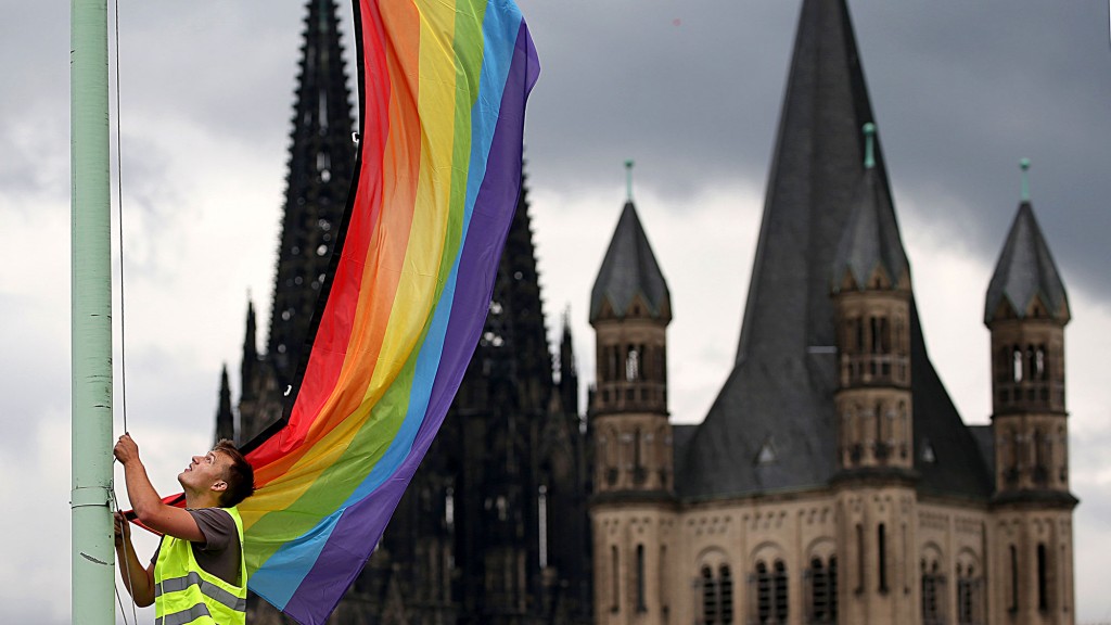Regenbogenflagge vor einer Kirche (Foto: picture alliance/dpa | Oliver Berg)