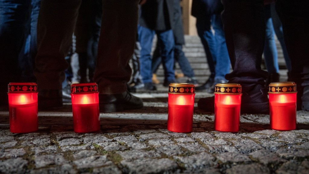 Gedenkkerzen nach dem Terroranschlag in Hanau (Foto: dpa/Christophe Gateau)